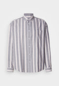 Gestreifte Button-Up-Bluse in Grau mit hellen Streifen. Verfügt über einen Kragen, eine Brusttasche und lange Ärmel mit Knopfmanschetten.