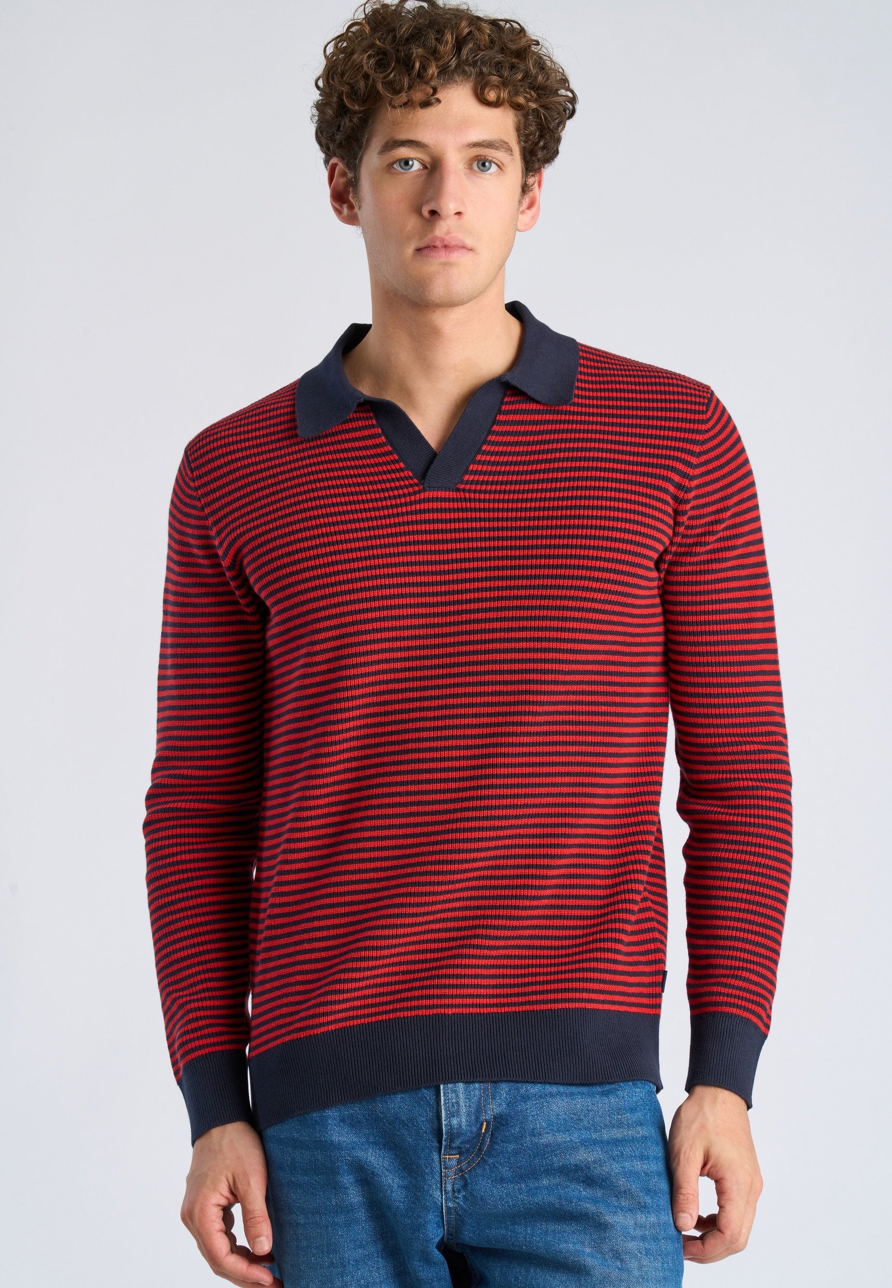 V-NECK  Media 3