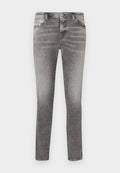 Graue Denim-Skinny-Jeans mit fünf Taschen, verblasstem Waschgang und Nietenverzierungen. Verfügt über einen Knopfverschluss und Gürtelschlaufen entlang des Bundes.