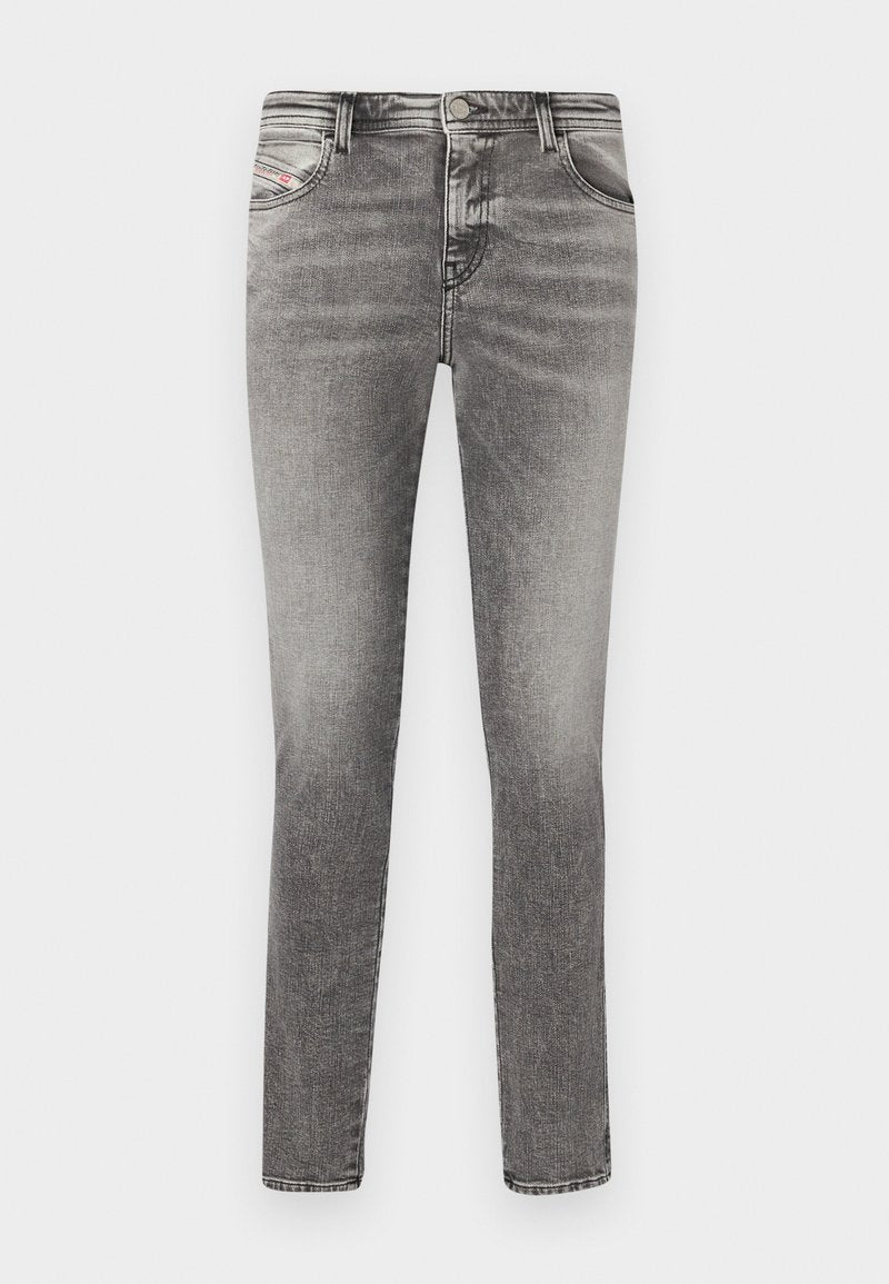 Graue Denim-Skinny-Jeans mit fünf Taschen, verblasstem Waschgang und Nietenverzierungen. Verfügt über einen Knopfverschluss und Gürtelschlaufen entlang des Bundes.