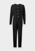 Schwarzer, gerippter Jumpsuit mit langen Ärmeln, rundem Ausschnitt und goldenen Knöpfen entlang der Vorderseite. Glatte Textur und figurbetontes Design.