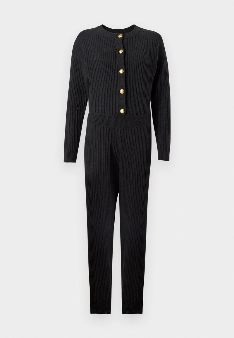 Schwarzer, gerippter Jumpsuit mit langen Ärmeln, rundem Ausschnitt und goldenen Knöpfen entlang der Vorderseite. Glatte Textur und figurbetontes Design.