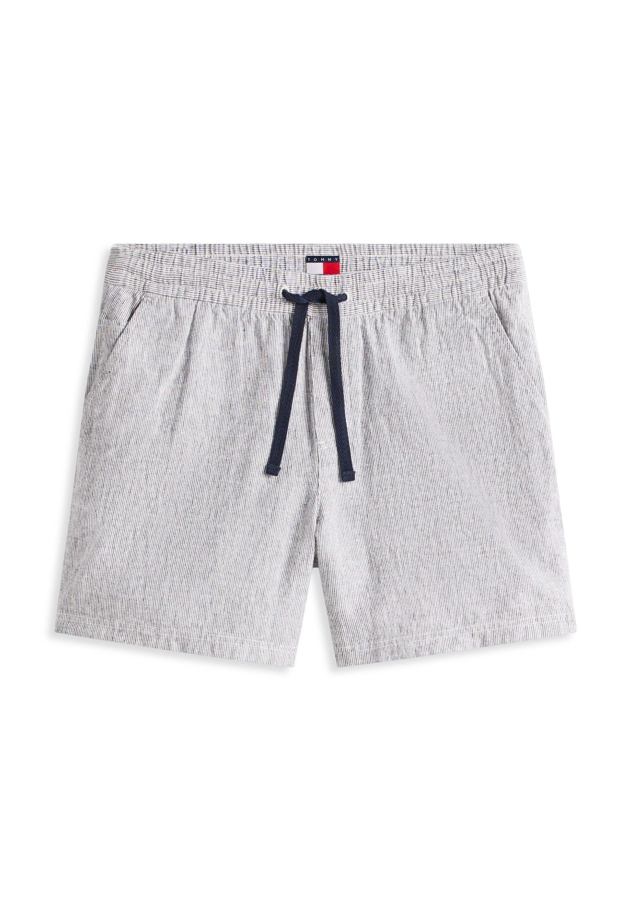 Hellgraue Baumwollshorts mit dünnen vertikalen Streifen, elastischem Bund, dunkelblauem Kordelzug, seitlichen Taschen und einem kleinen Tommy Hilfiger Logo an der Taille.
