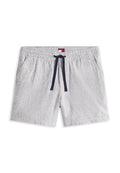Hellgraue Baumwollshorts mit dünnen vertikalen Streifen, elastischem Bund, dunkelblauem Kordelzug, seitlichen Taschen und einem kleinen Tommy Hilfiger Logo an der Taille.