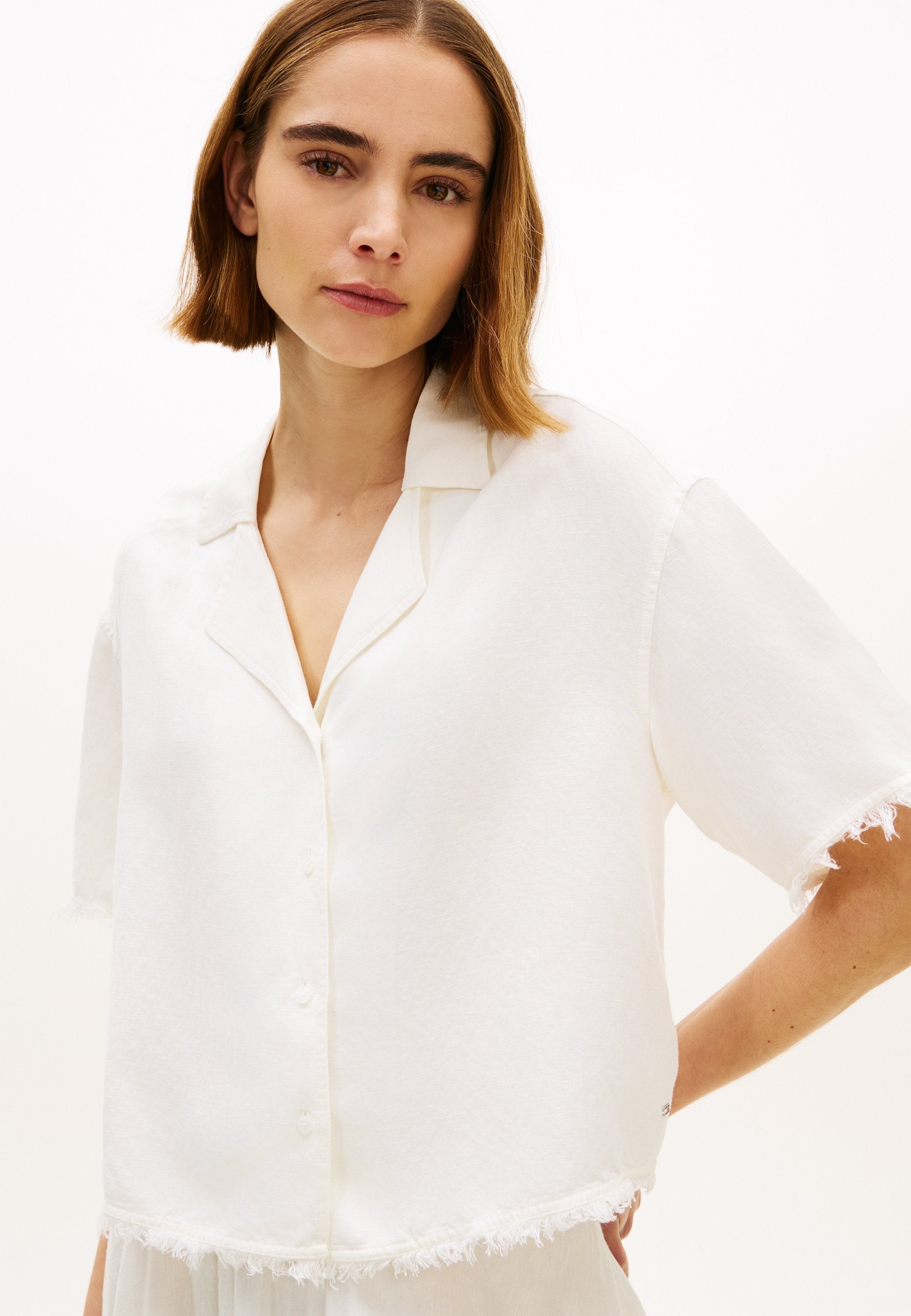 RELAXED FIT FRAYED LINEN BLEND SHIRT Media 5