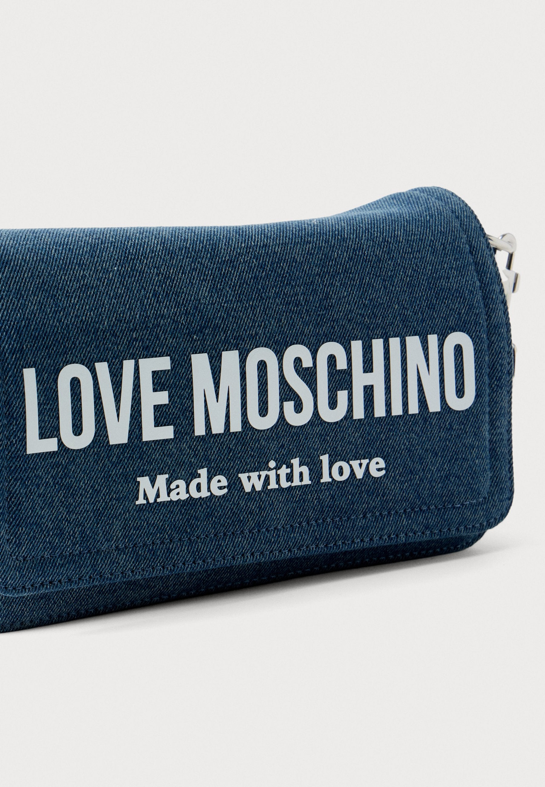 Love Moschino SIGNATURE