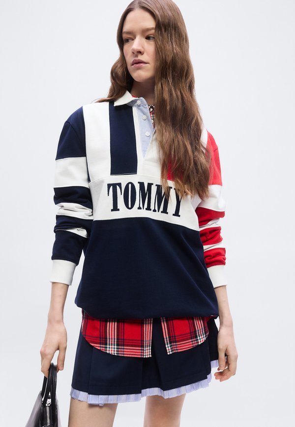 Tommy Jeans TONAL LOGO APPLIQUÉ PLEATED MINI SKIRT