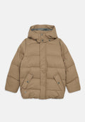 Braune gepolsterte Winterjacke mit Kapuze, Frontreißverschluss, der von einer Druckknopfklappe verdeckt wird, und zwei schrägen Klappen-Taschen mit Knöpfen.