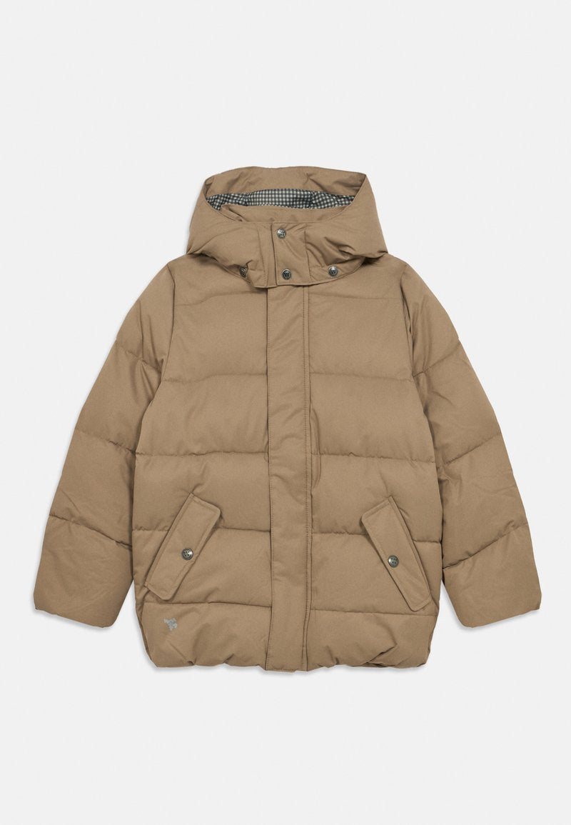 Braune gepolsterte Winterjacke mit Kapuze, Frontreißverschluss, der von einer Druckknopfklappe verdeckt wird, und zwei schrägen Klappen-Taschen mit Knöpfen.