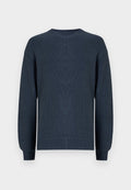 Dunkelblauer, gestrickter Pullover mit Rundhalsausschnitt, langen Ärmeln sowie gerippten Bündchen und Saum vor neutralem Hintergrund.