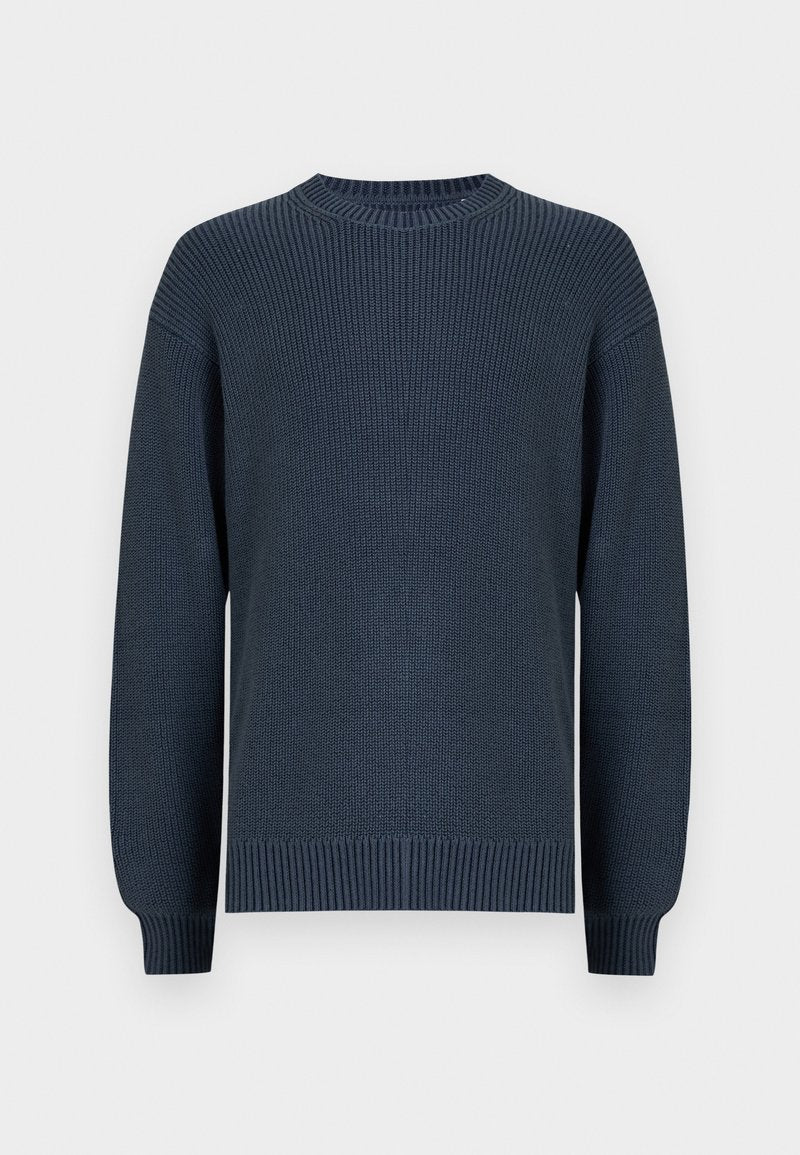 Dunkelblauer, gestrickter Pullover mit Rundhalsausschnitt, langen Ärmeln sowie gerippten Bündchen und Saum vor neutralem Hintergrund.