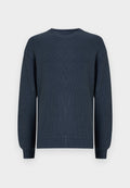 Dunkelblauer, gestrickter Pullover mit Rundhalsausschnitt, langen Ärmeln sowie gerippten Bündchen und Saum vor neutralem Hintergrund.