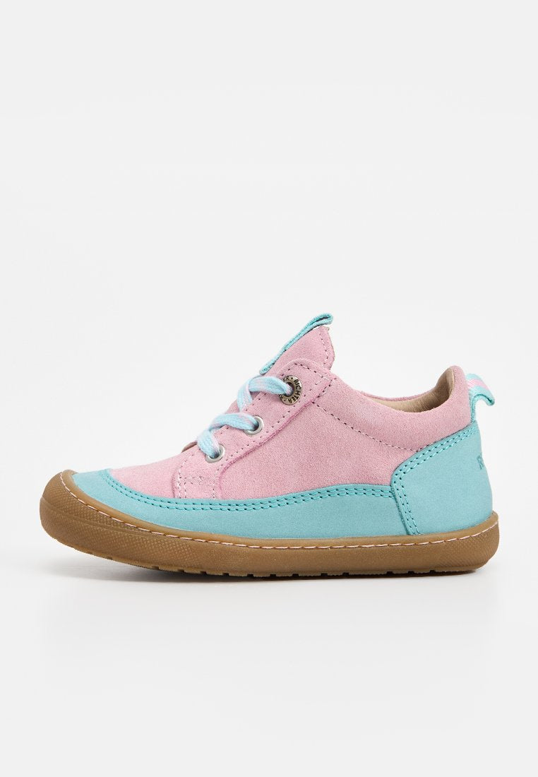 Rosa-türkiser Kinderschuh mit brauner Sohle, hellblauen Schnürsenkeln und einer Schlaufe an der Ferse vor weißem Hintergrund.