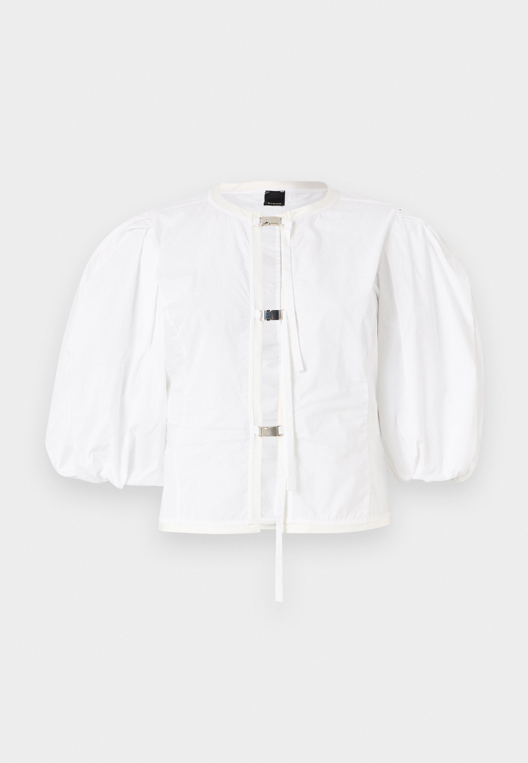 Weißer Blazer mit Puffärmeln und geradem Schnitt, mit einer Vorderseite, die mit metallischen Schnallen verschlossen wird, und einem runden Halsausschnitt. Glattes Baumwollmaterial.