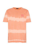 Pfirsichfarbenes Kurzarm-T-Shirt mit zwei horizontalen blassrosa Tie-Dye-Streifen und kleinem Brustschriftzug "Windsurfing Chiemsee Active Wear."