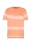 Pfirsichfarbenes Kurzarm-T-Shirt mit zwei horizontalen blassrosa Tie-Dye-Streifen und kleinem Brustschriftzug "Windsurfing Chiemsee Active Wear."
