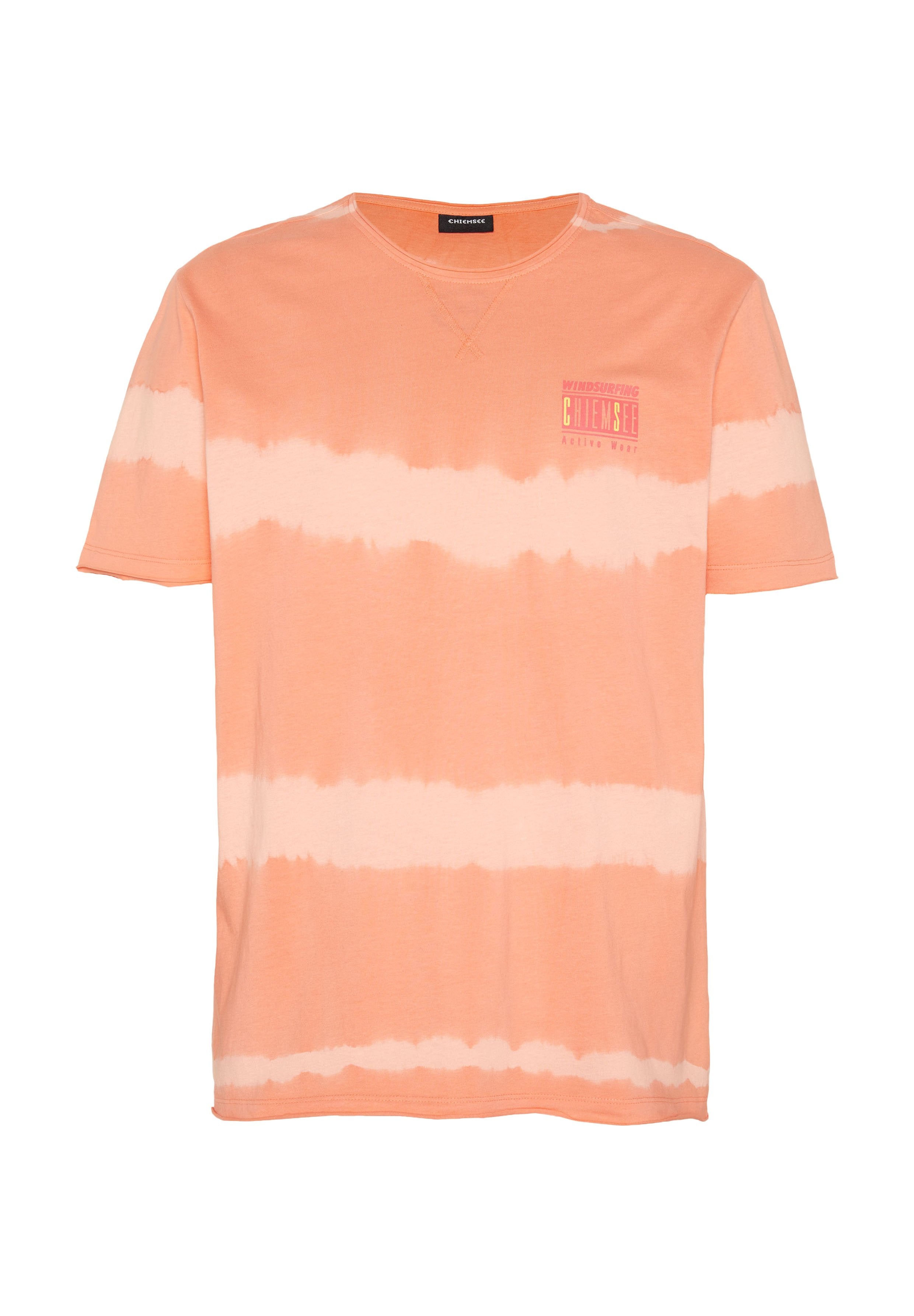 Pfirsichfarbenes Kurzarm-T-Shirt mit zwei horizontalen blassrosa Tie-Dye-Streifen und kleinem Brustschriftzug "Windsurfing Chiemsee Active Wear."