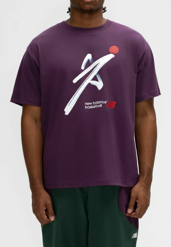 New Balance BASKETBALL PAINTED T-SHIRT - Print T-shirt - midnight violet purple
