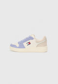 Sneaker mit einem Obermaterial aus Cremeleder, hellvioletten Wildlederelementen, flachen Schnürsenkeln und einem seitlichen Logo in Rot, Weiß und Blau. Strukturierte Gummisohle.