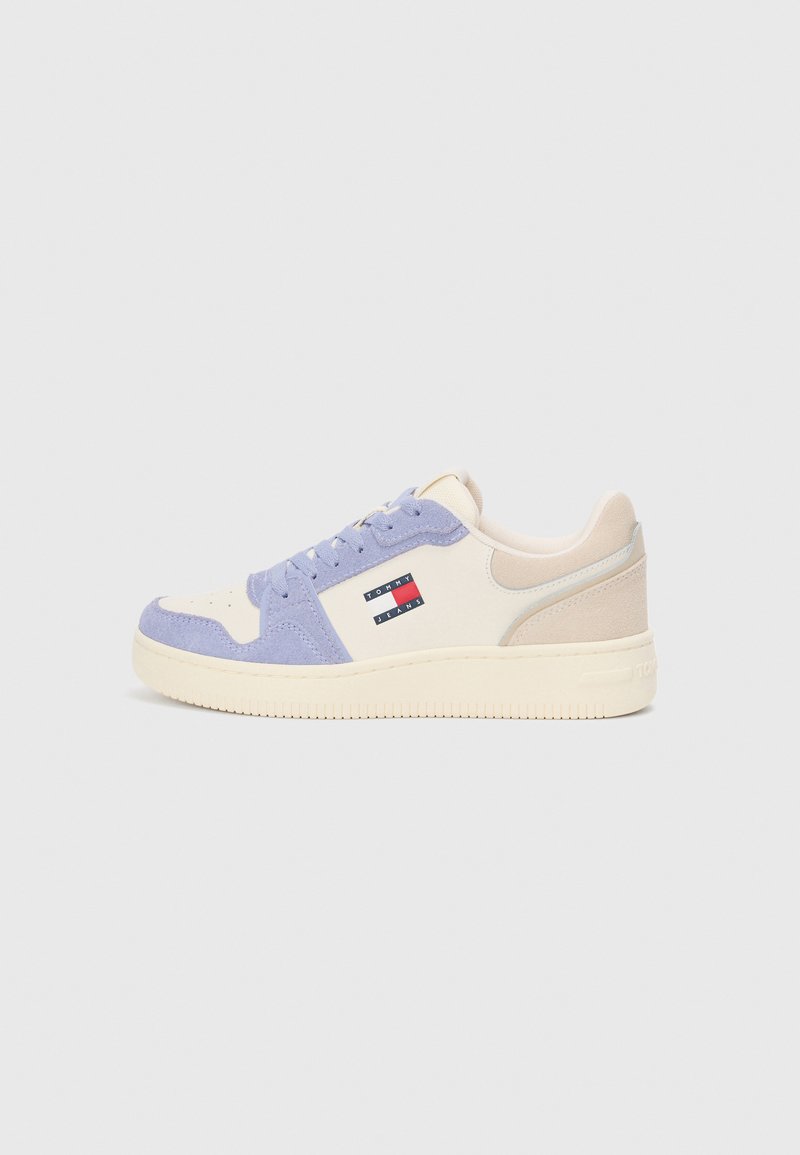 Sneaker mit einem Obermaterial aus Cremeleder, hellvioletten Wildlederelementen, flachen Schnürsenkeln und einem seitlichen Logo in Rot, Weiß und Blau. Strukturierte Gummisohle.