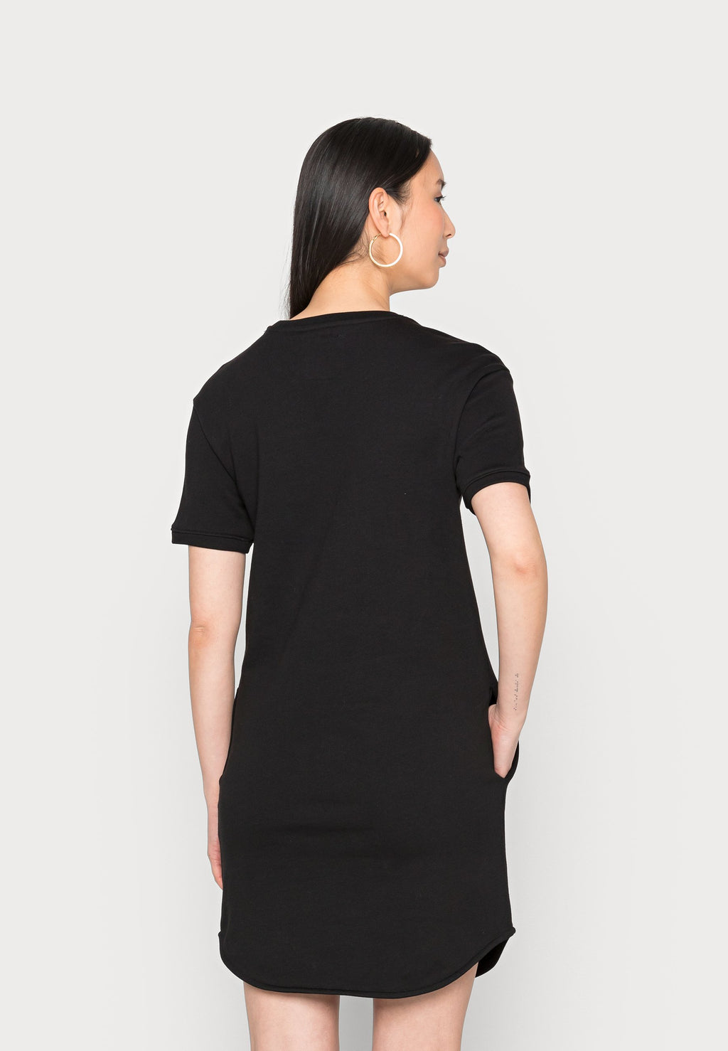 VESTITO Media 4