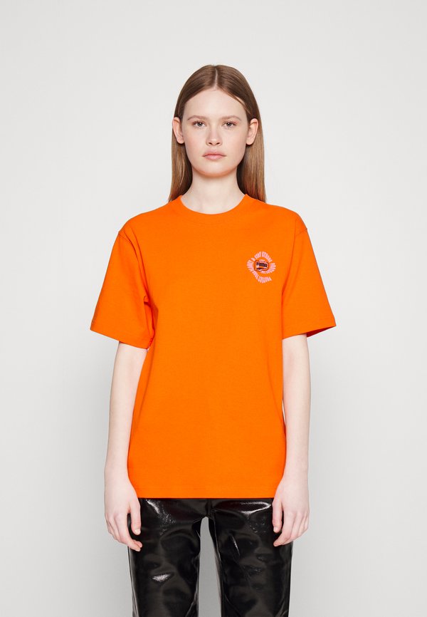 Puma DOWNTOWN RELAXED GRAPHIC TEE - Print T-shirt - cayenne pepper