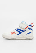 Weißer High-Top-Sneaker mit blauen und roten Akzenten, grauer Sohle, weißen Schnürsenkeln, einem Klettverschluss und einem roten Zuglasche an der Ferse.