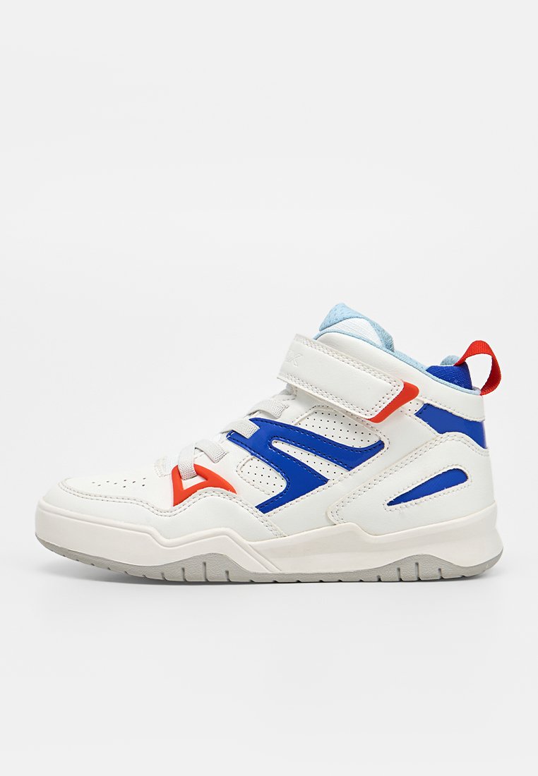 Weißer High-Top-Sneaker mit blauen und roten Akzenten, grauer Sohle, weißen Schnürsenkeln, einem Klettverschluss und einem roten Zuglasche an der Ferse.