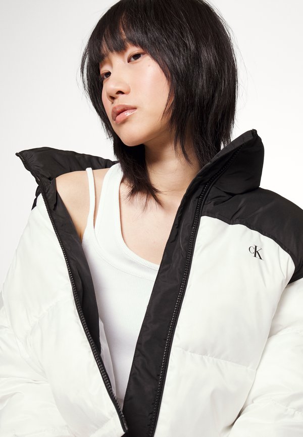 Calvin Klein Jeans BLOCKED CROPPED PUFFER