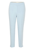 Helleblau, maßgeschneiderte Hosen aus glattem Stoff, mit flachem Frontdesign und schmalem Bein, seitlichen Taschen und einem Reißverschluss.