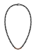 Schwarze Metallkette mit abwechselnden Gliedern; sie verfügt über einen einzelnen Kupferring für Kontrast; gesichert mit einem dezenten Karabinerhaken.