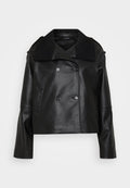 Schwarze Lederjacke mit gekürztem Schnitt, doppelreihigem Verschluss, großem Kragen, seitlichen Taschen und Rippenelementen am Kragen und an den Ärmeln.