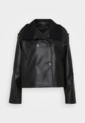 Schwarze Lederjacke mit gekürztem Schnitt, doppelreihigem Verschluss, großem Kragen, seitlichen Taschen und Rippenelementen am Kragen und an den Ärmeln.