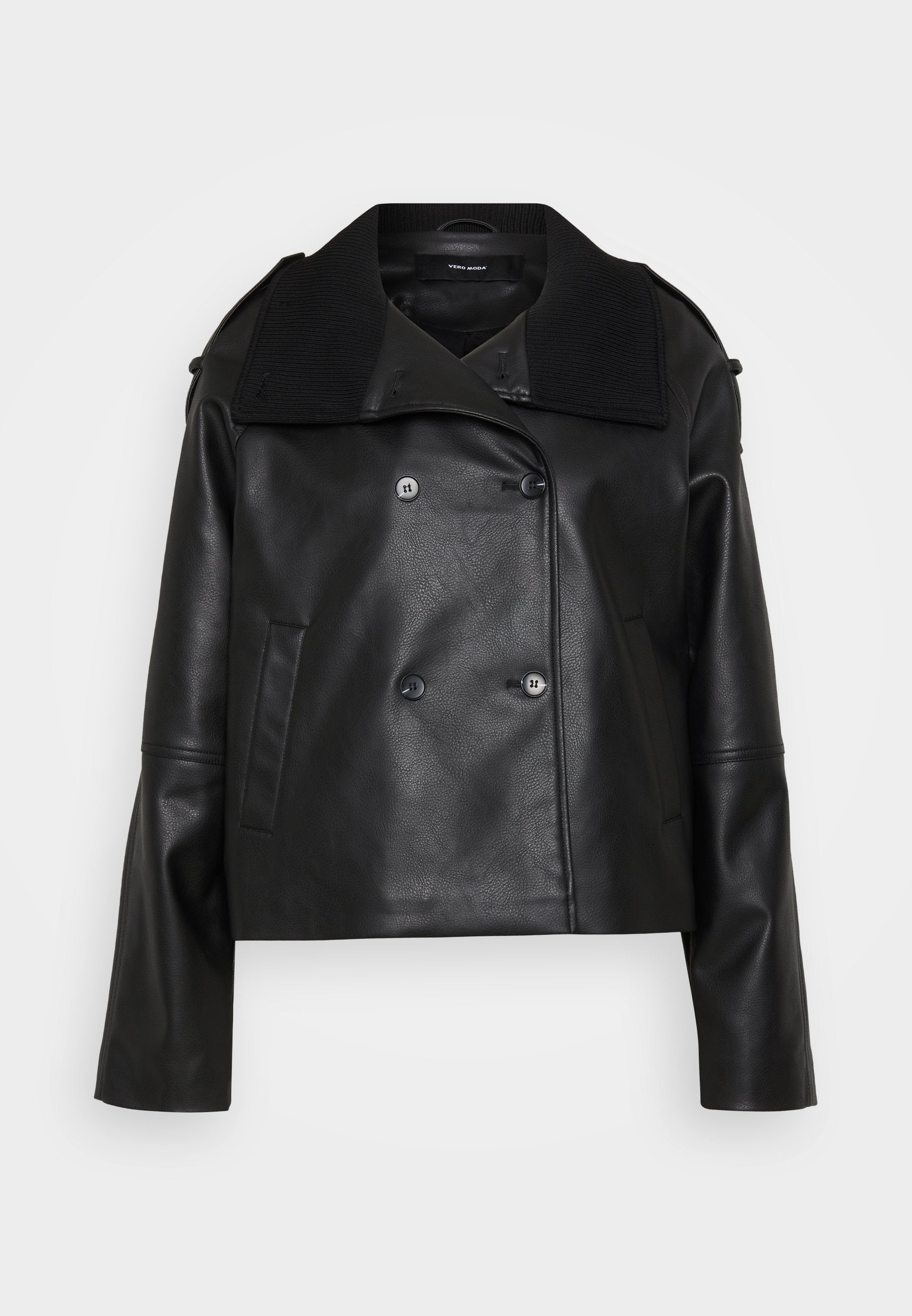 Schwarze Lederjacke mit gekürztem Schnitt, doppelreihigem Verschluss, großem Kragen, seitlichen Taschen und Rippenelementen am Kragen und an den Ärmeln.