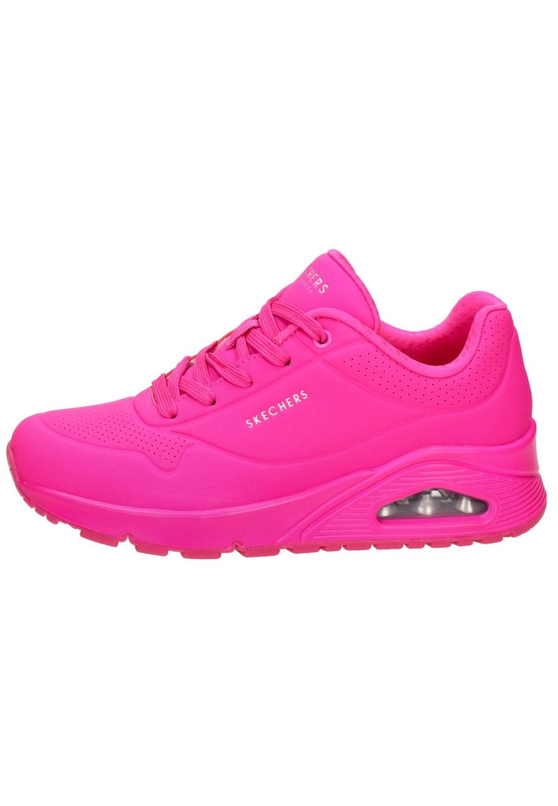 Rosa Sportschuh mit abgerundetem Zehenbereich, glattem Synthetik-Obermaterial, durchbrochenen Akzenten, gepolsterter Sohle und sichtbarem Luftpolster in der Ferse.