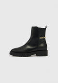 Schwarzer Leder-Stiefelette mit klobiger Sohle und goldener Kettendetail an der Seite, ausgestattet mit einer Schlaufe hinten und einem seitlichen Reißverschluss.
