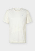 Weißes T-Shirt mit kurzen Ärmeln und Rundhalsausschnitt, feinem tonalen strukturiertem Muster und kleinem Logo auf der linken Brust.