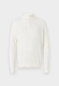 Weißer gerippter Pullover mit hohem Kragen und einem halben Reißverschluss. Der Stoff hat eine weiche Textur und lange Ärmel.
