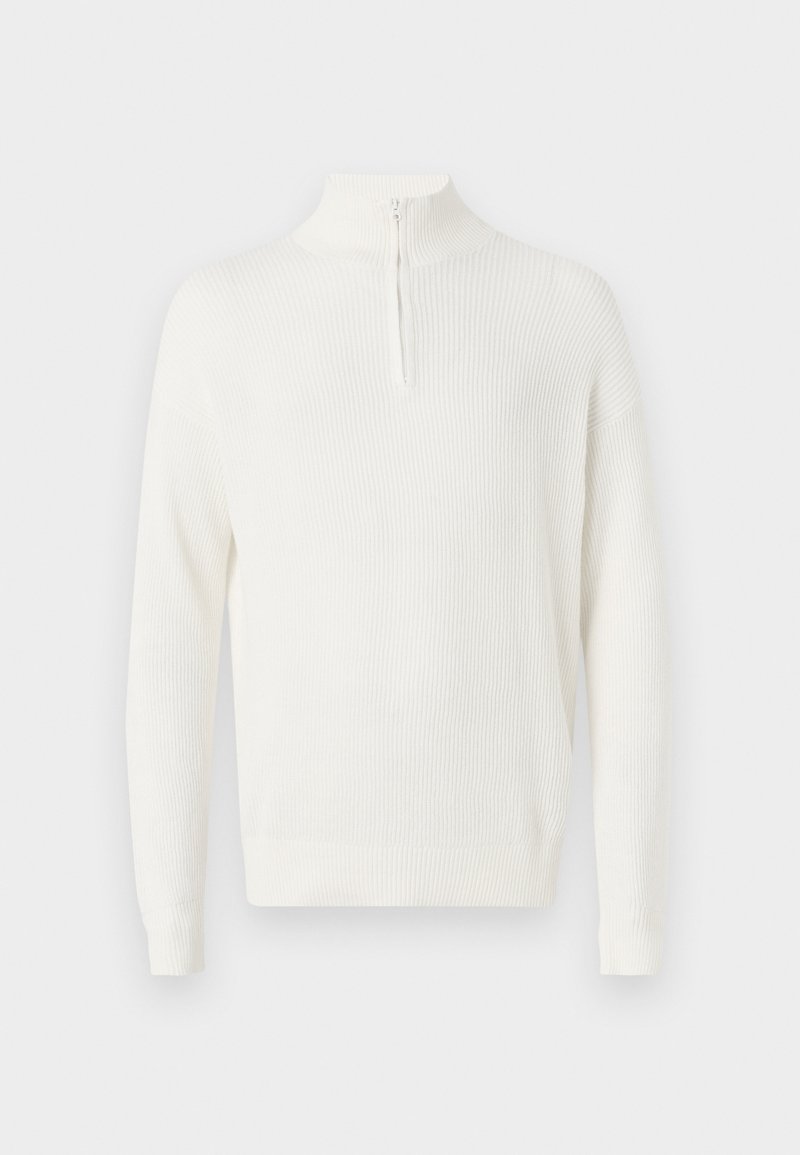 Weißer gerippter Pullover mit hohem Kragen und einem halben Reißverschluss. Der Stoff hat eine weiche Textur und lange Ärmel.