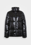 Schwarze Steppjacke aus glänzendem Material, mit hohem Kragen, Reißverschluss und gestepptem Design mit großen, gepolsterten Abschnitten.