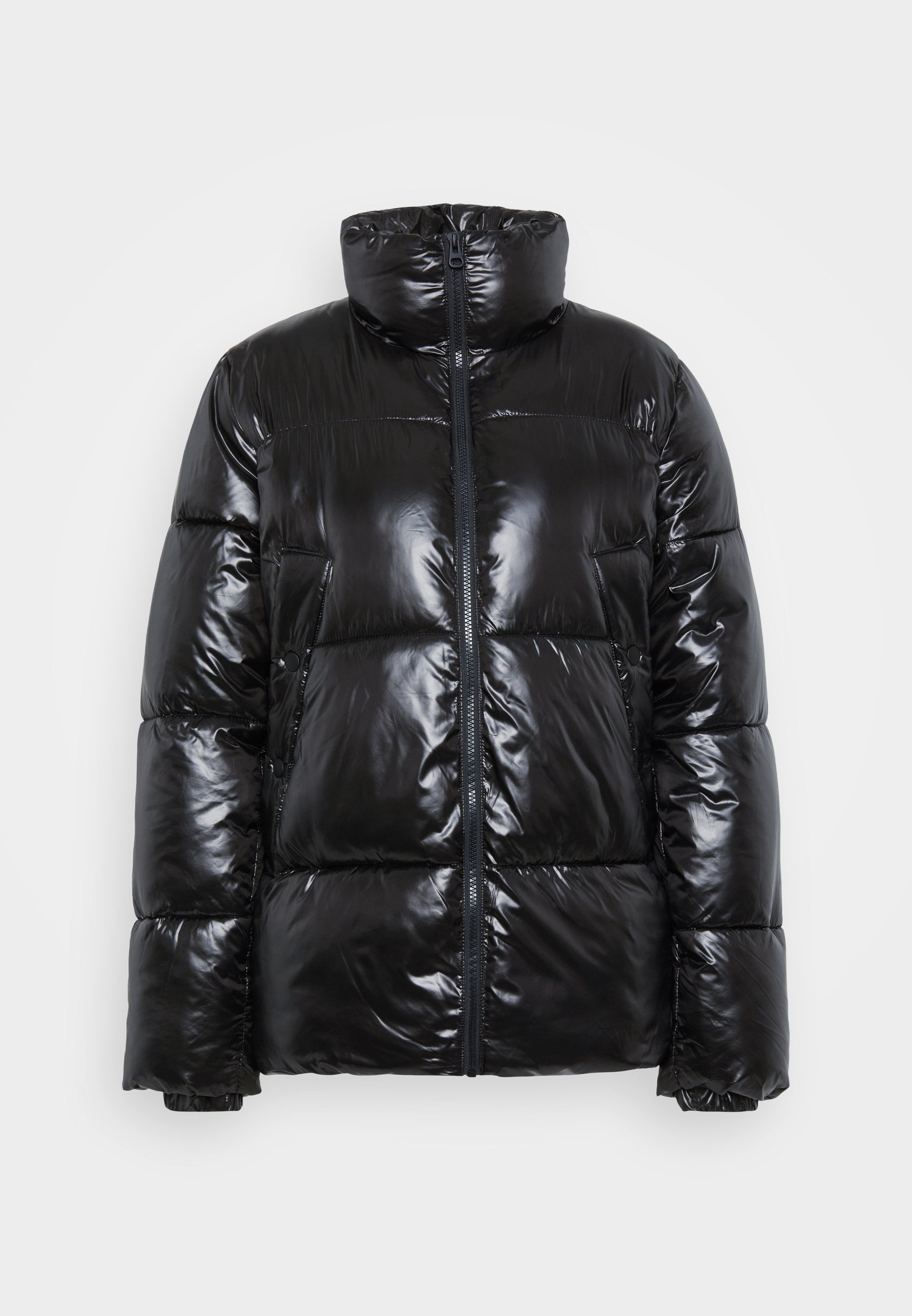 Schwarze Steppjacke aus glänzendem Material, mit hohem Kragen, Reißverschluss und gestepptem Design mit großen, gepolsterten Abschnitten.