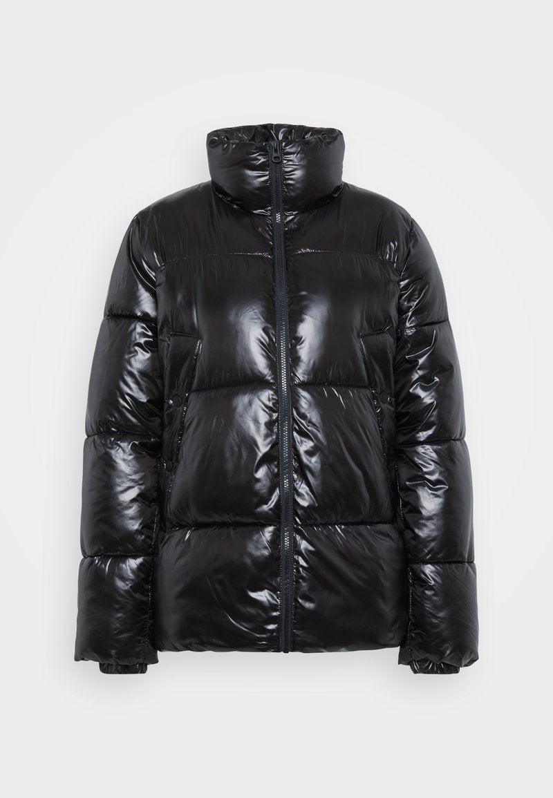 Schwarze Steppjacke aus glänzendem Material, mit hohem Kragen, Reißverschluss und gestepptem Design mit großen, gepolsterten Abschnitten.
