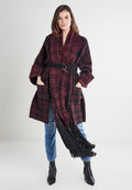 Karierte bordeaux-rote und schwarze Jacke mit Gürtel, langen Ärmeln, Taschen und fransigem Saum, aus einem strukturierten Material gefertigt.