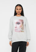 Grauer Pullover mit langen Ärmeln, mit großem grafischem Druck eines Gesichts und dem Text "After NIGHTFALL." Weiche Textur und lockere Passform.