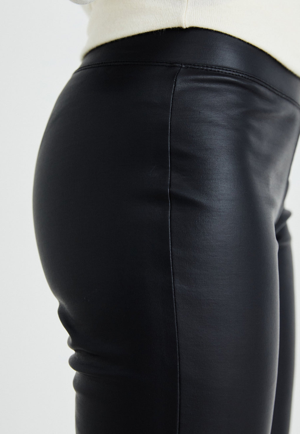 ONLPOPTRASH COATED PULL UP FLAR PANT  Media 6