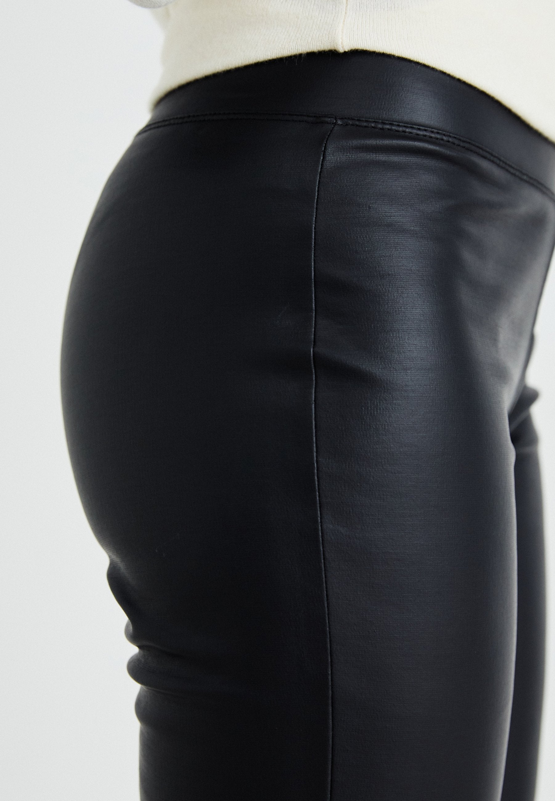 ONLPOPTRASH COATED PULL UP FLAR PANT  Media 6