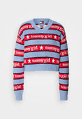 Blauer Crop-Pullover mit roten und schwarzen Streifen. Verfügt über wiederkehrenden "tommygirl"-Text und Sternmotive. Strukturierter Strickstoff.