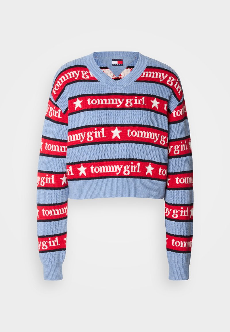Blauer Crop-Pullover mit roten und schwarzen Streifen. Verfügt über wiederkehrenden "tommygirl"-Text und Sternmotive. Strukturierter Strickstoff.