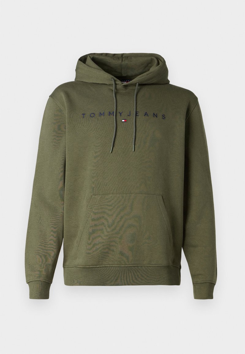 Olivgrüner Kapuzenpullover mit einer Kängurutasche, Kordeln und einem navyblauen "TOMMY JEANS"-Logo auf der Brust. Rippbündchen und -saum. Weicher Stoff.