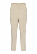 Beige maßgeschneiderte Hose mit hoher Taille, geradem Bein und vorderer Bügelfalte. Gefertigt aus glattem Stoff ohne sichtbare Beschläge oder Muster.